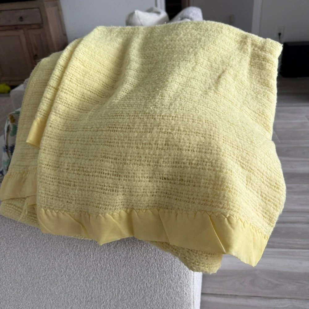 Waffle Knit Baby Blanket Size Twin Yellow Woven Satin Trim Vintage 84